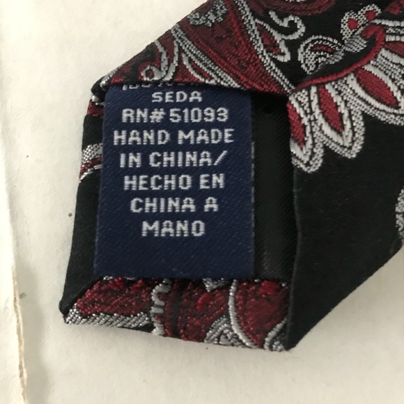 Silk Tie NWT Scotchguard Stain Resistant Red Black Silver Paisley Tie - Picture 9 of 12